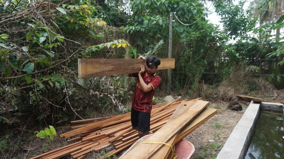 Pemilihan kayu dan pengecekan kadar air sebelum jadi sirip